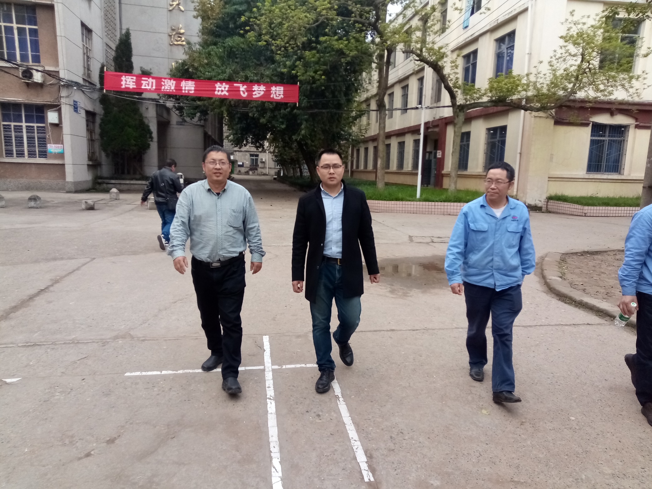 公司副总经理曾裕贤一行赴内江铁路机械学校交流组建电气小班事宜